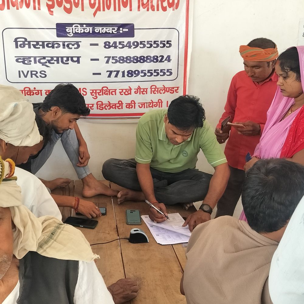 अयोध्या में रसोई गैस का संकट, एजेंसियों पर भीड़:घंटों लाइन में लगे उपभोक्ता; कनेक्शन एक जगह, सिलेंडर दूसरी जगह भेज रहे