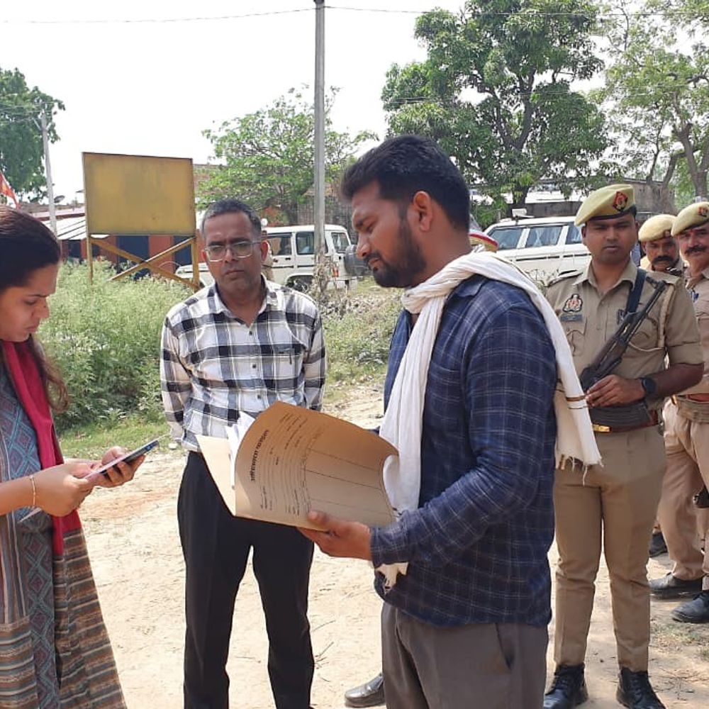 डीएम ने गेहूं खरीद केंद्रों का निरीक्षण किया:किसानों के लिए पार्किंग, छांव और पानी की व्यवस्था करने के लिए कहा