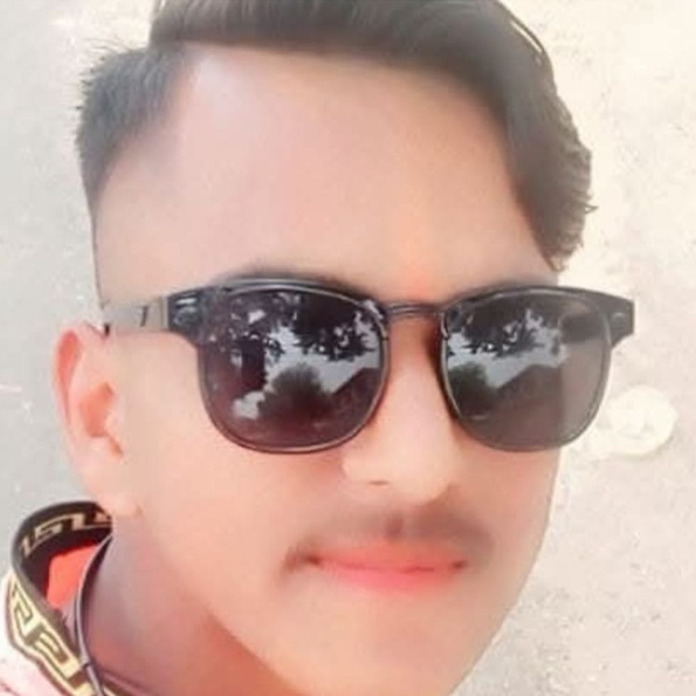 हरदोई में फंदा लगाकर युवक ने की आत्महत्या:घर के कमरे में फंदे से लटका मिला, दरवाजा तोड़कर पुलिस ने निकाला शव