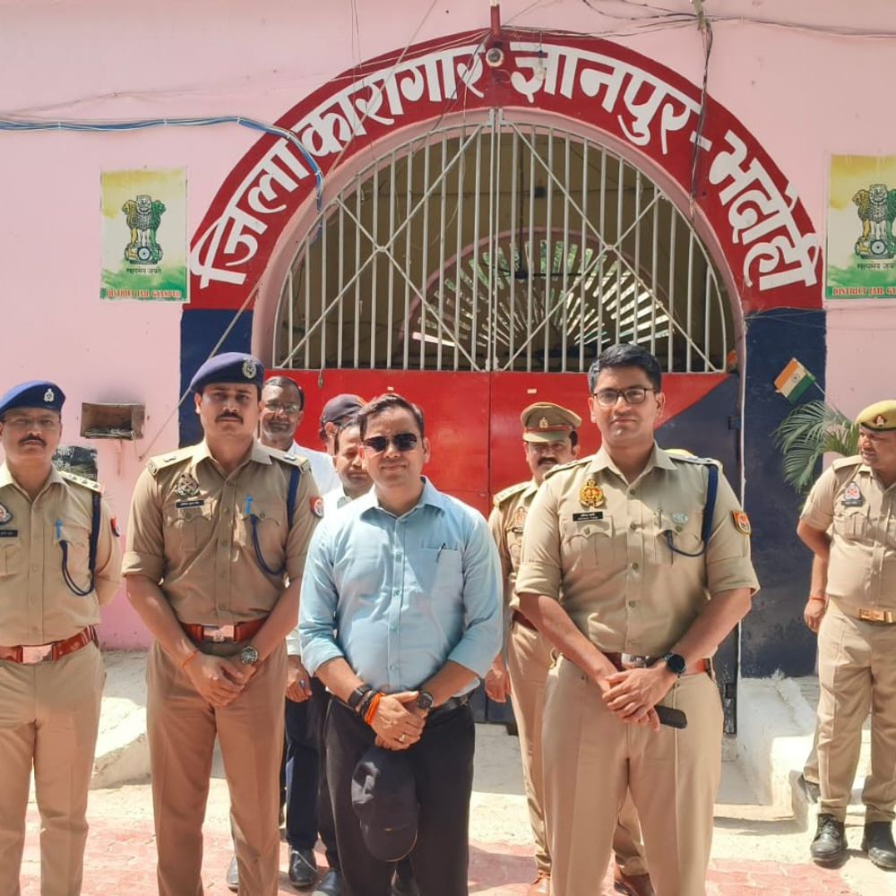 डीएम-एसपी ने जिला कारागार का किया निरीक्षण:पुरुष-महिला कैदियों से मिलकर सरकारी सुविधाओं की ली जानकारी