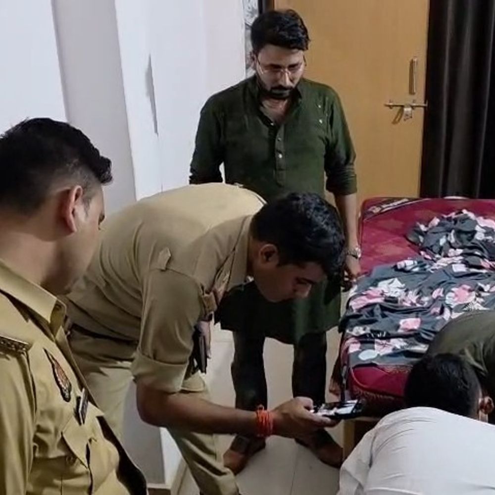 कन्नौज होटल में युवक का शव फंदे से लटका मिला:भाई से फोन पर कहा- घर पहुंच रहा हूं, 15 मिनट बाद आई मौत की खबर