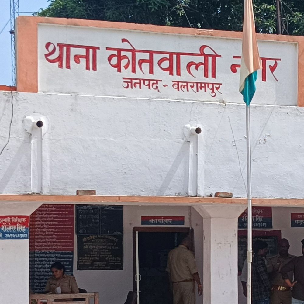 अवर अभियंता पर सहकर्मियों का दिनदहाड़े हमला:बलरामपुर में बाढ़ खण्ड कार्यालय में CCTV कनेक्शन पहले ही कटा