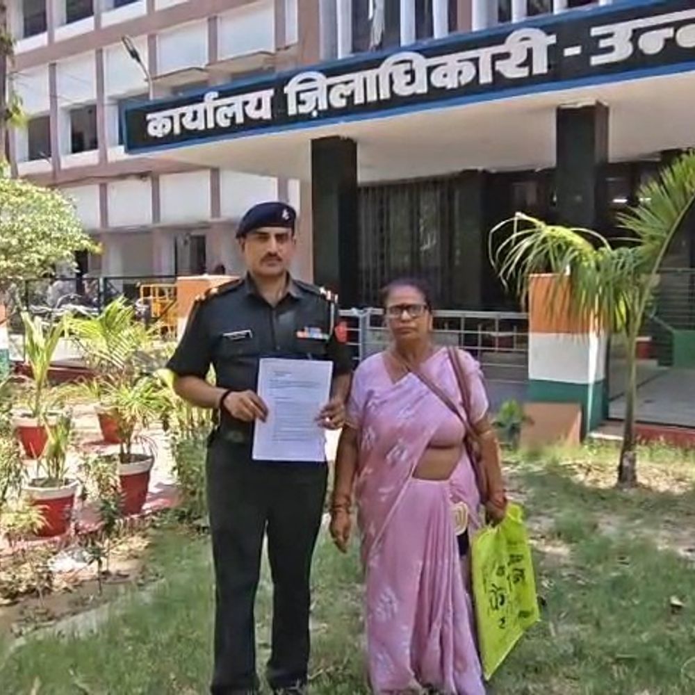 उन्नाव में सेना के जवान ने DM से लगाई गुहार:भू-माफियाओं पर जमीन कब्जा करने का आरोप, हाईकोर्ट आदेश की अनदेखी