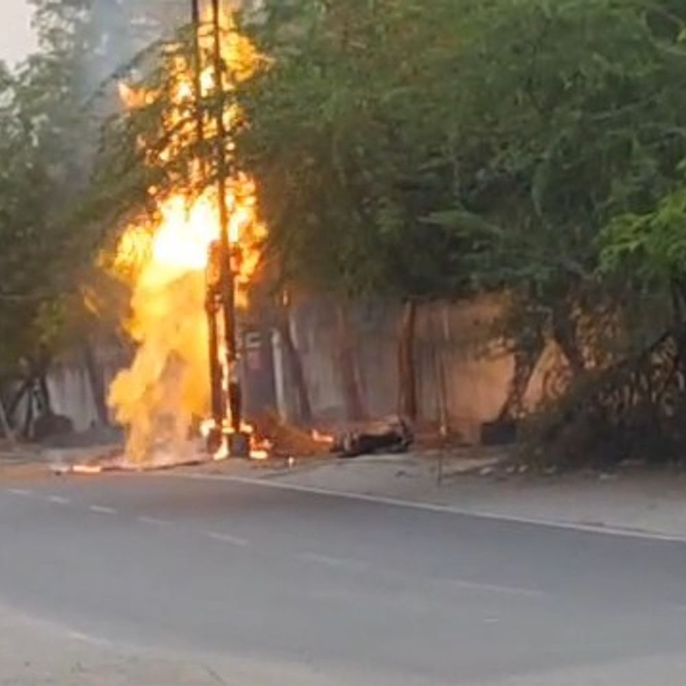 ग्रेटर नोएडा में गैस पाइपलाइन लीकेज से आग:फायर ब्रिगेड ने पाया काबू, आईजीएल टीम ने लीकेज ठीक की