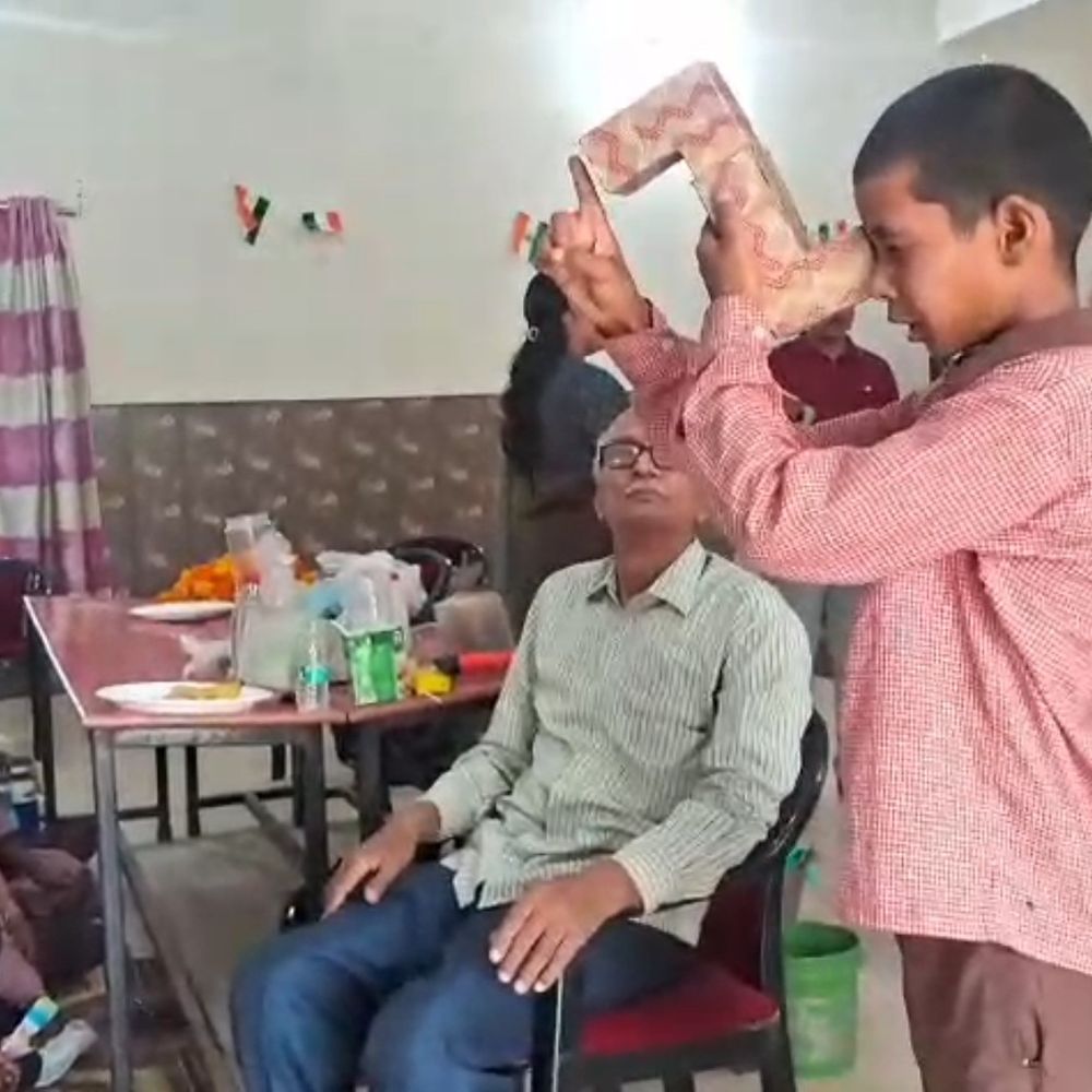 प्रयागराज बहरिया में छात्रों ने प्रयोगों से सीखा विज्ञान:आर्कमिडीज सिद्धांत सहित कई जटिल अवधारणाओं को समझा