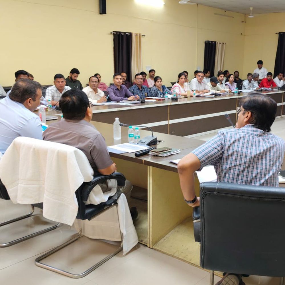 जिलाधिकारी ने स्वास्थ्य योजनाओं, संचारी रोग पर दिए निर्देश:टीकाकरण, आयुष्मान कार्ड और फॉगिंग में तेजी लाने को कहा