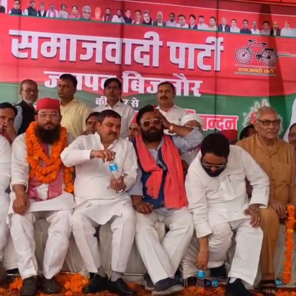 बिजनौर में सपा के नवनियुक्त जिला अध्यक्ष का भव्य स्वागत:2027 में सभी 8 सीटें जीतने का लक्ष्य, पार्टी कार्यालय में जुटा जनसैलाब, नेताओं ने दी बधाई