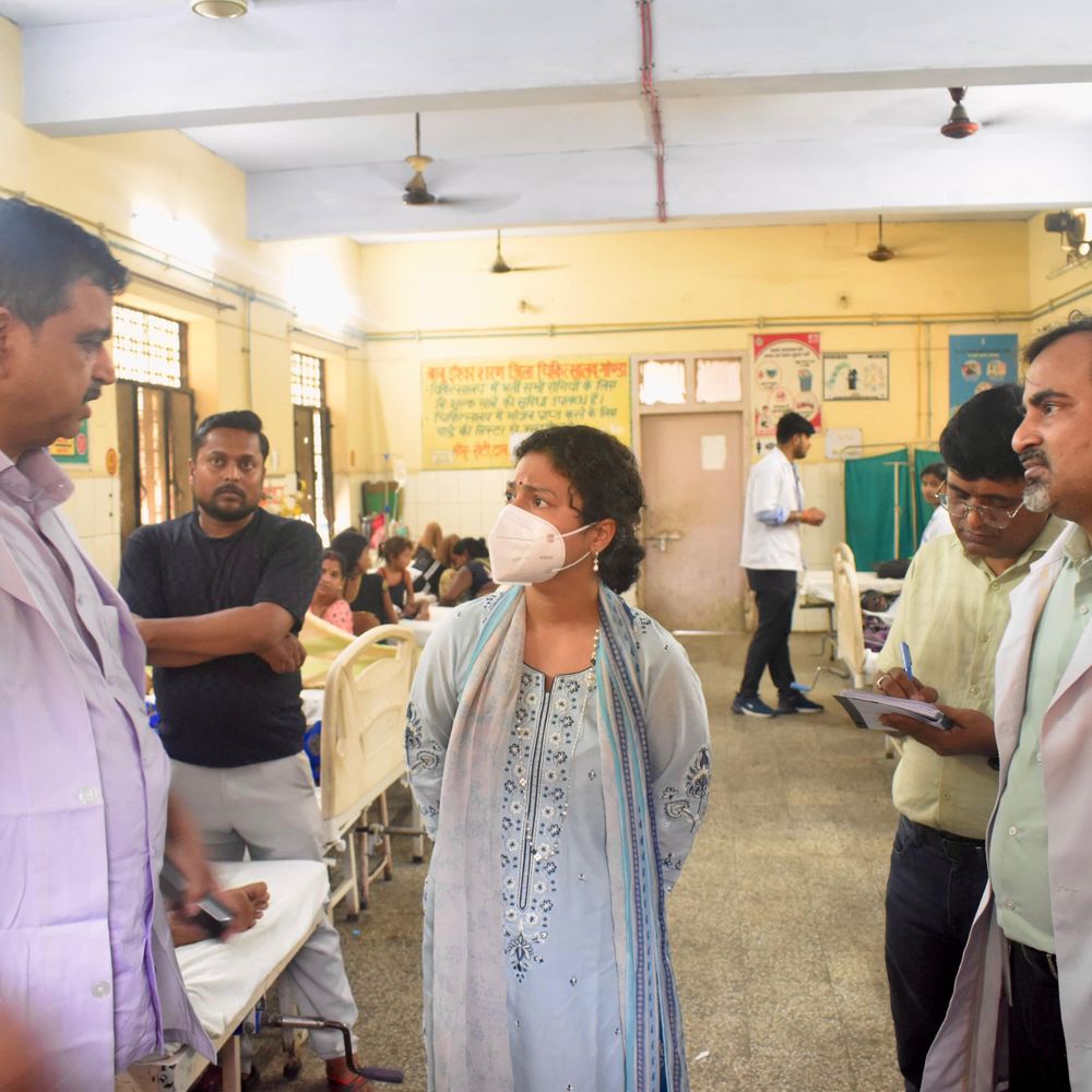 कमिश्नर ने मेडिकल कॉलेज में खराब वेंटिलेटर पर लगाई फटकार:ICU, पेयजल, साफ-सफाई और उपचार व्यवस्था सुधारने के दिए सख्त निर्देश