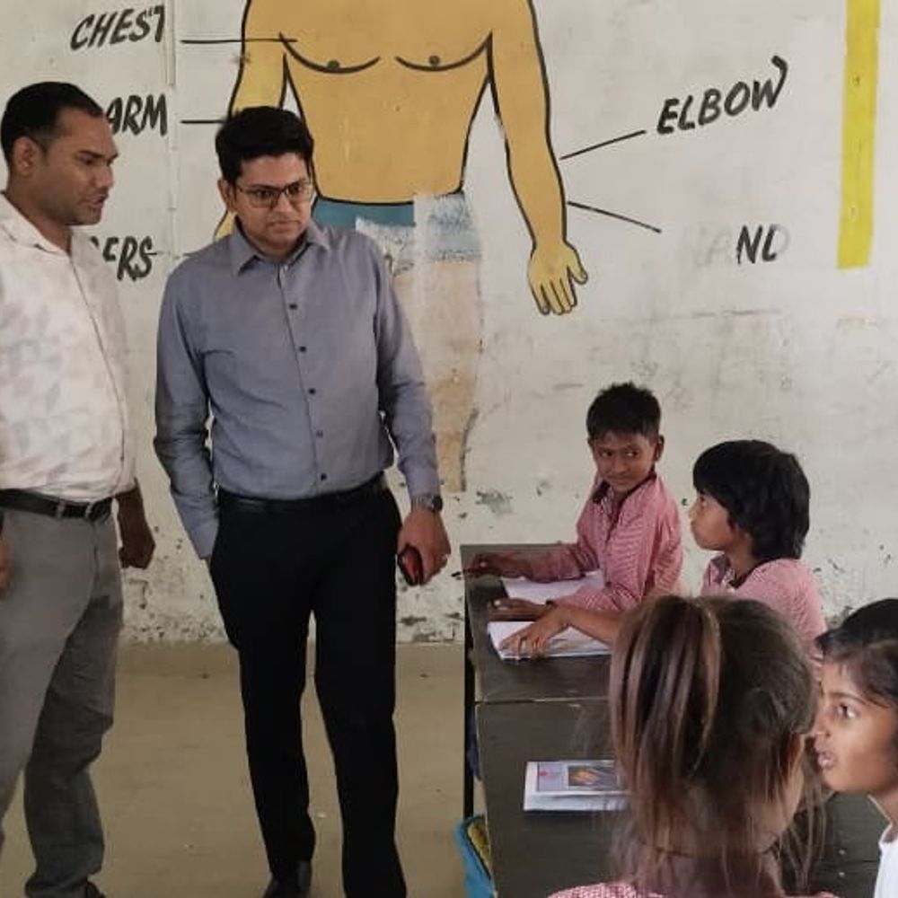 डीएम निरीक्षण में 4 शिक्षकों का वेतन कटा:असनहरा प्राथमिक विद्यालय में मिड डे मील बंद, गंदगी पर कार्रवाई