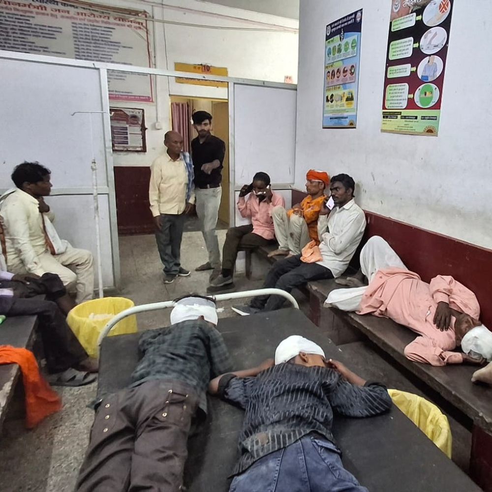 बाराबंकी में बारात की बोलेरो पलटी, 9 लोग घायल:दूल्हे के पिता समेत 5 की हालत गंभीर, अस्पताल में भर्ती