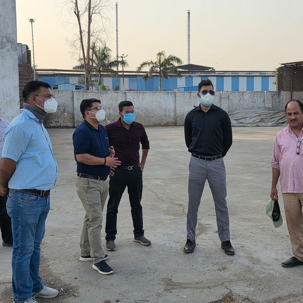 संभल में बदबू पर प्रशासन का एक्शन:बोन फैक्ट्री बंद, रॉ मटेरियल नष्ट करने के लिए बुलडोजर का इस्तेमाल किया