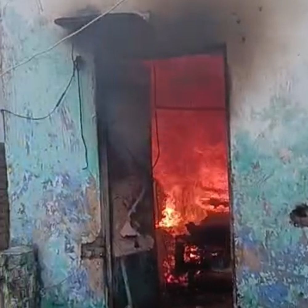 बुलंदशहर में मकान में लगी आग:सारा सामान जला, मालिक पर खुद आग लगाने का आरोप