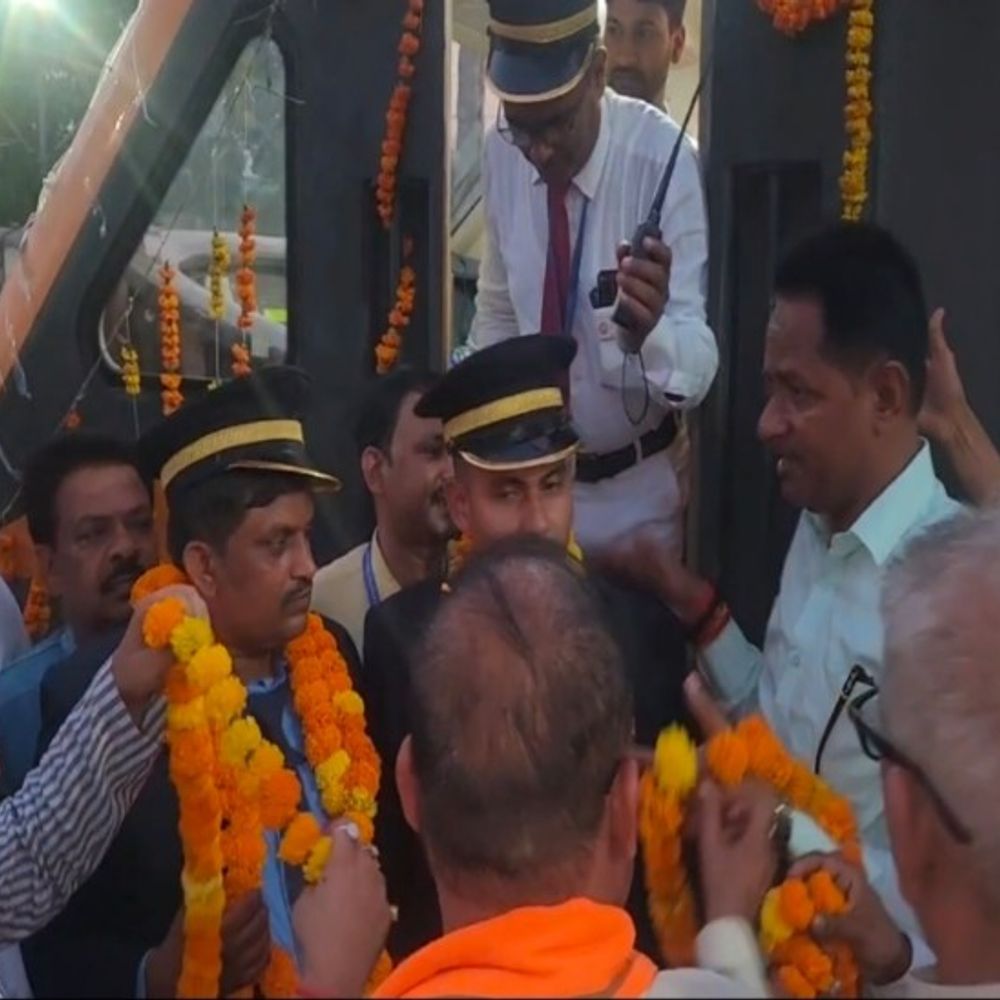 अयोध्या-मुंबई अमृत भारत ट्रेन सुल्तानपुर, प्रतापगढ़ में रुकेगी:वंदे भारत जैसी सुविधाओं के साथ कम किराए में यात्रा, दिखाई हरी झंडी