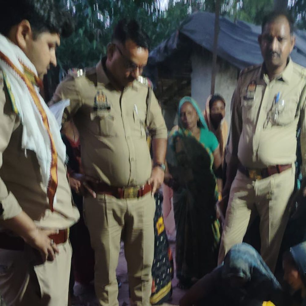 उन्नाव में युवक ने पंखे से लटककर की आत्महत्या:पत्नी खेत से लौटी तो कमरे में मिला शव, पुलिस जांच में जुटी