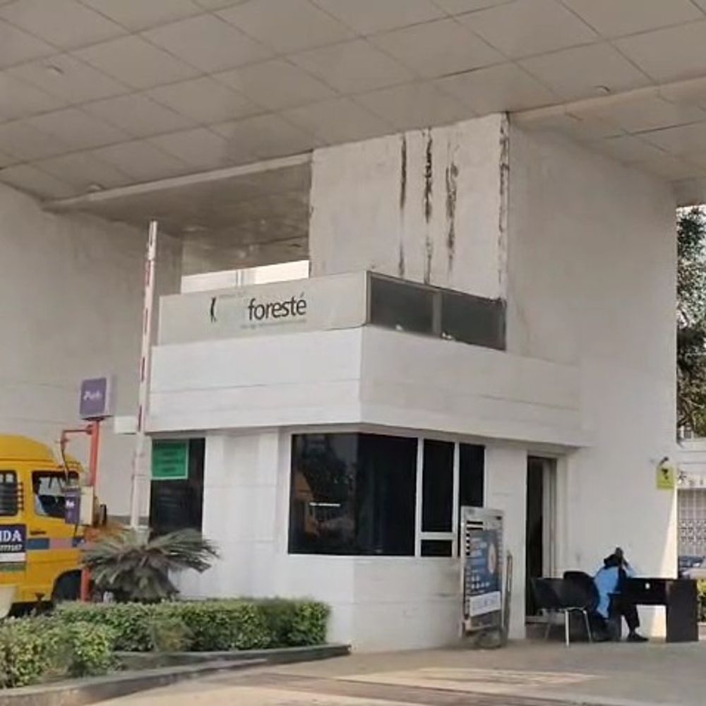 ग्रेटर नोएडा की पैरामाउंट गोल्फ फॉरेस्ट सोसायटी में दिनदहाड़े चोरी:नेवी कैप्टन के विला से 600 ग्राम सोना और 6 लाख नकद गायब