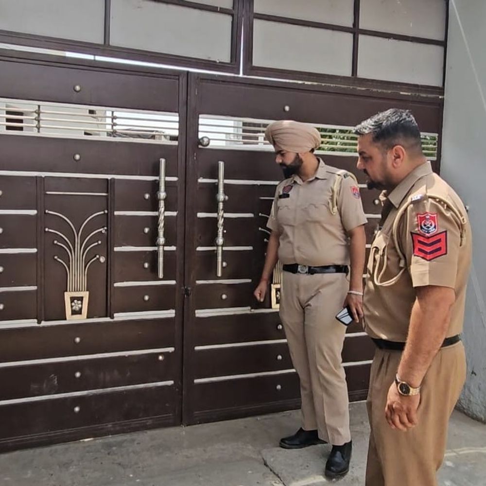 जगराओं में घर के गेट पर फायरिंग:  बाइक से आए थे हमलावर, पीड़िता बोली- पति विदेश में है, सास ननद के घर गई हैं – Jagraon News