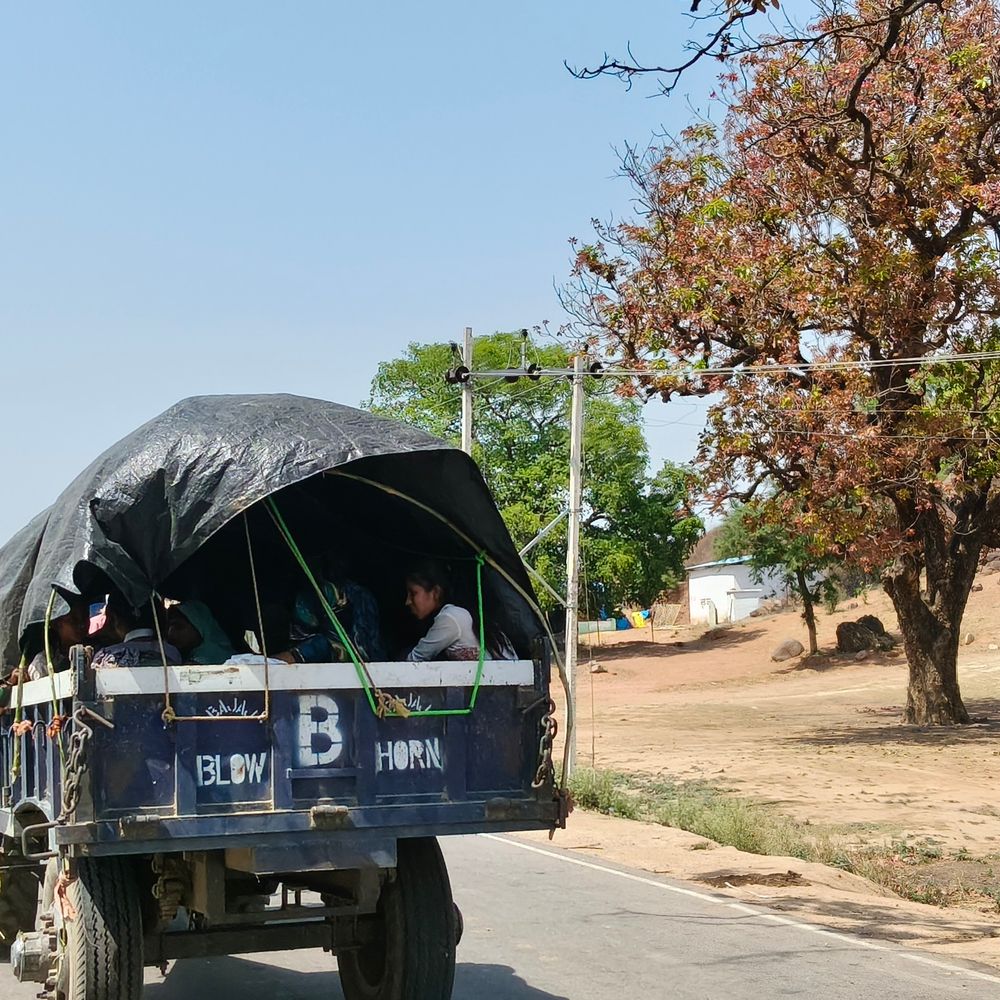 चित्रकूट में 42 डिग्री तापमान, जनजीवन प्रभावित:डीएम ने सरकारी कार्यालयों और कोर्ट-कचहरी का समय बदला