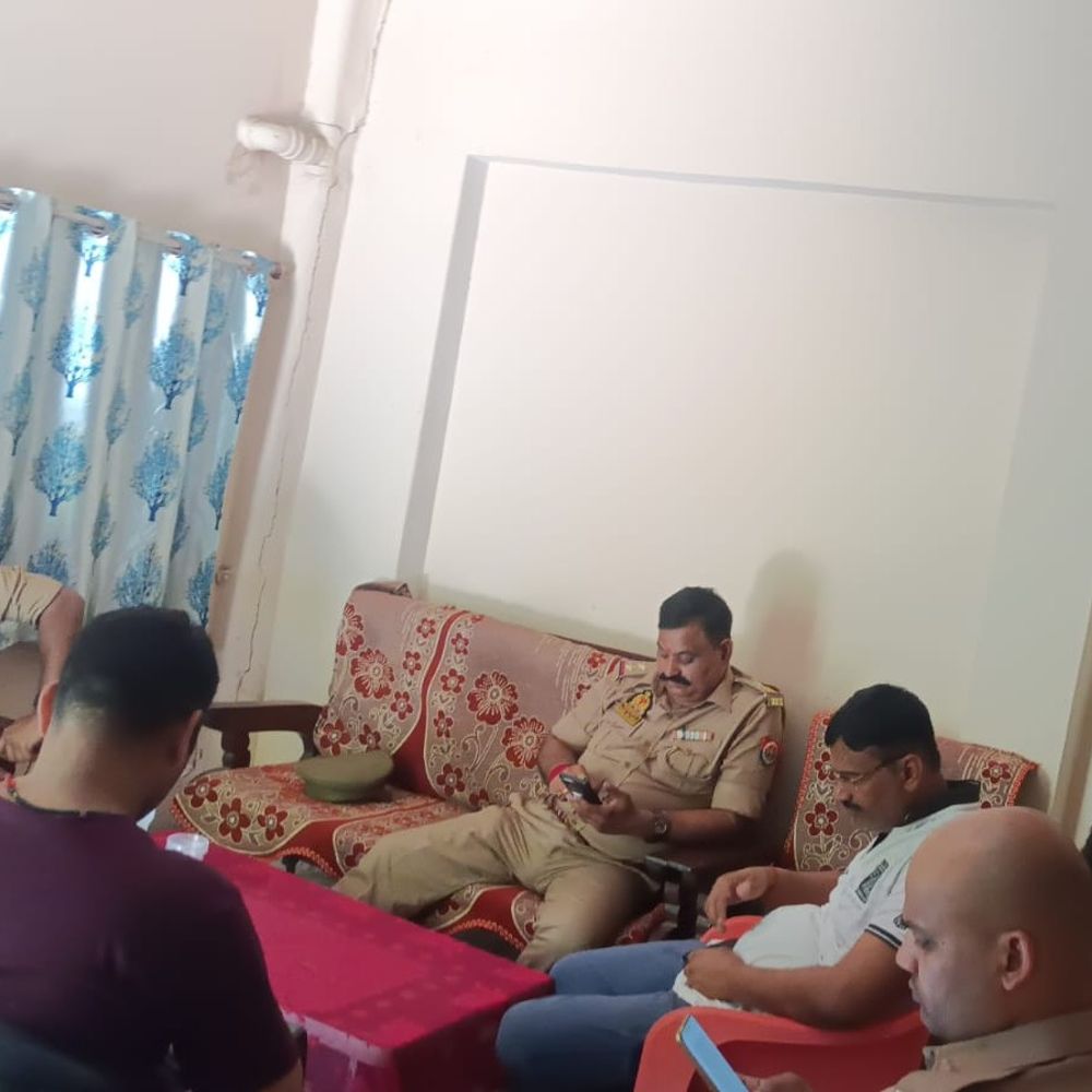 कौशांबी में सपा प्रतिनिधिमंडल को पुलिस ने किया हाउस अरेस्ट:भारत यादव हत्याकांड के पीड़ित परिवार से मिलने जा रहे थे कार्यकर्ता