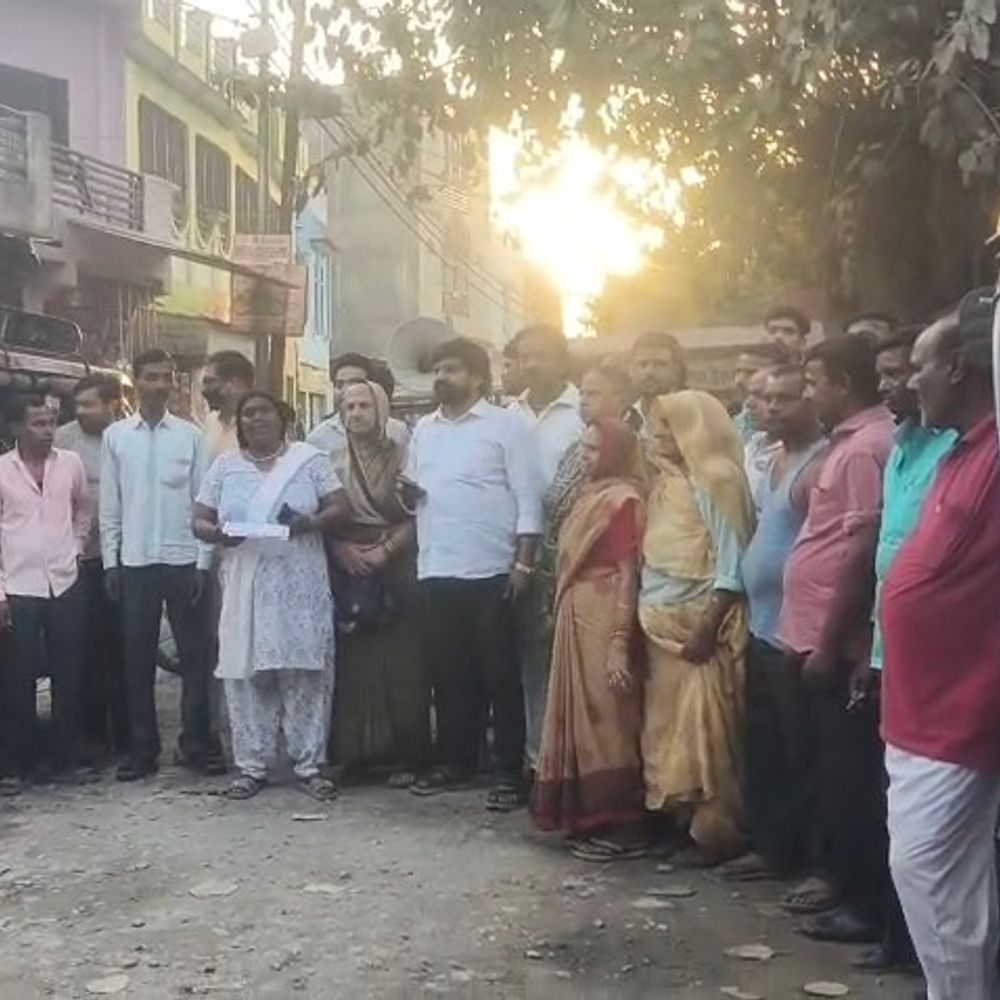 मुजफ्फरनगर में टूटी सड़क, अधूरे नाले पर प्रदर्शन:स्थानीय लोगों ने 10 दिन का अल्टीमेटम दिया, बीमारियों का खतरा बढ़ा