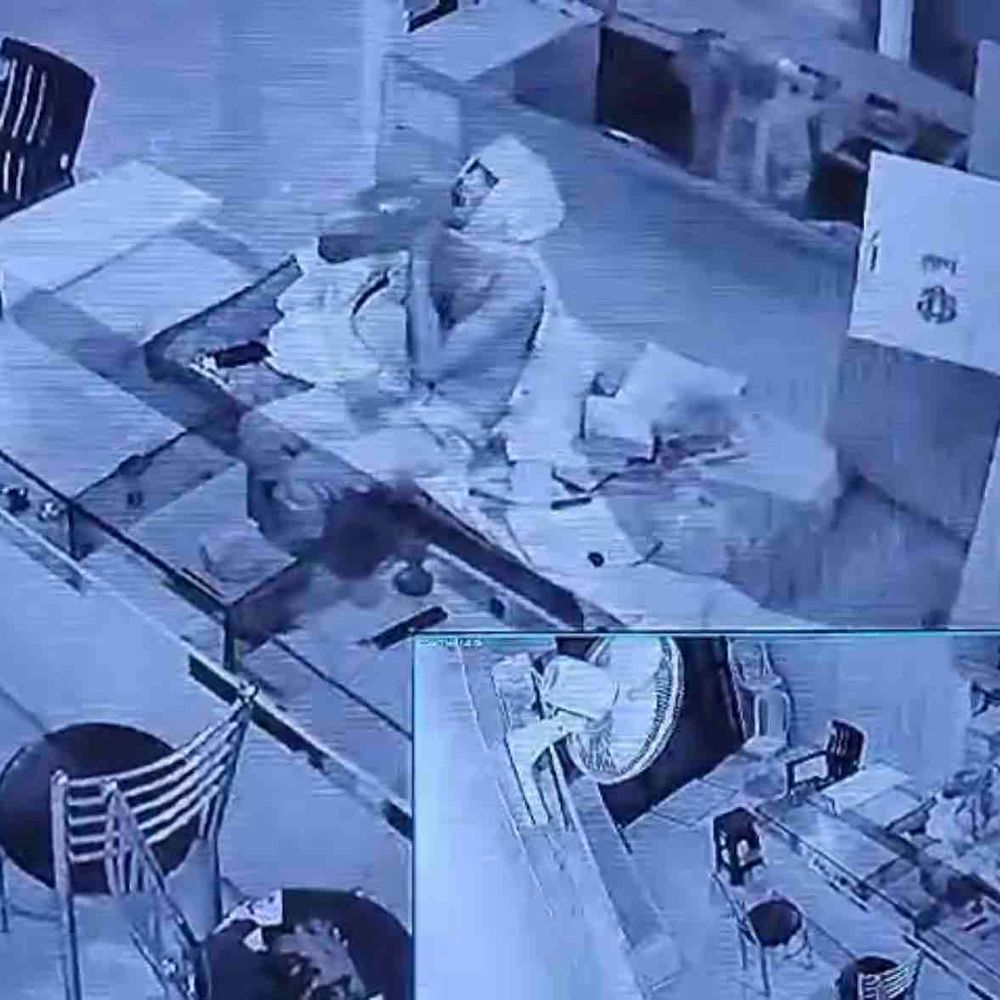 चौकी से 50 मीटर दूर ज्वैलरी शॉप में चोरी:CCTV में कैद वारदात, चोर ने चोरी से पहले पिया पानी