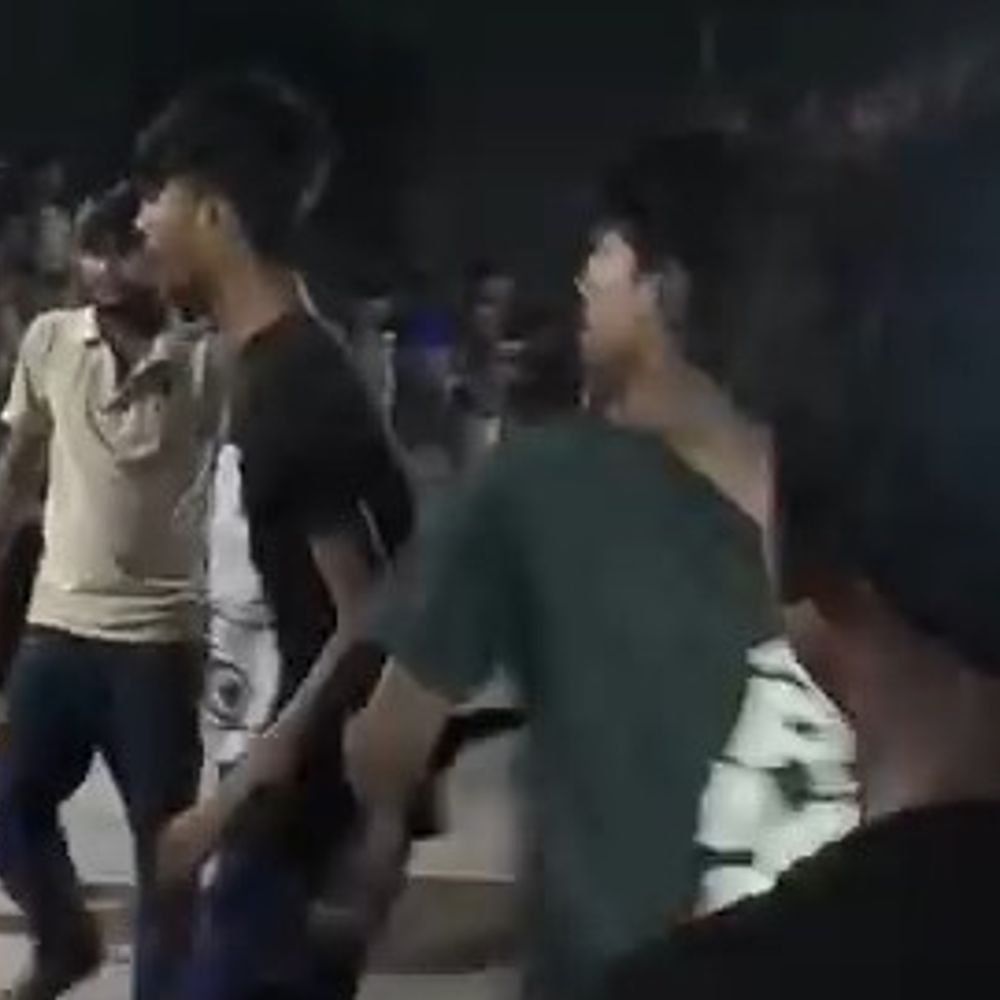 उन्नाव में शराब ठेके के बाहर मारपीट, VIDEO:दो गुटों ने बेल्ट-लाठी से हमला किया, पुलिस के पहुंचने से पहले भागे