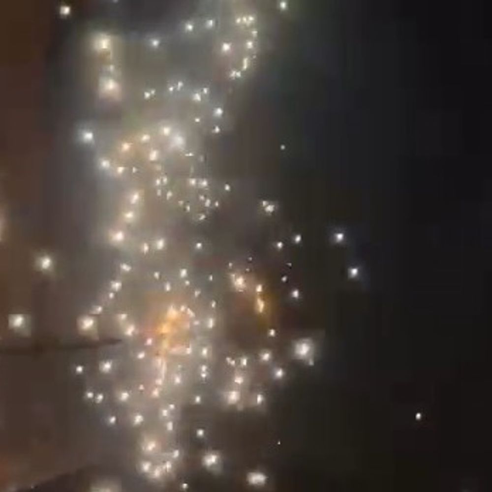 उन्नाव में बिजली के तारों में लगी आग, VIDEO:15 मिनट उड़ती रही चिंगारियां, 150 घरों की बिजली 4 घंटे तक गुल रही