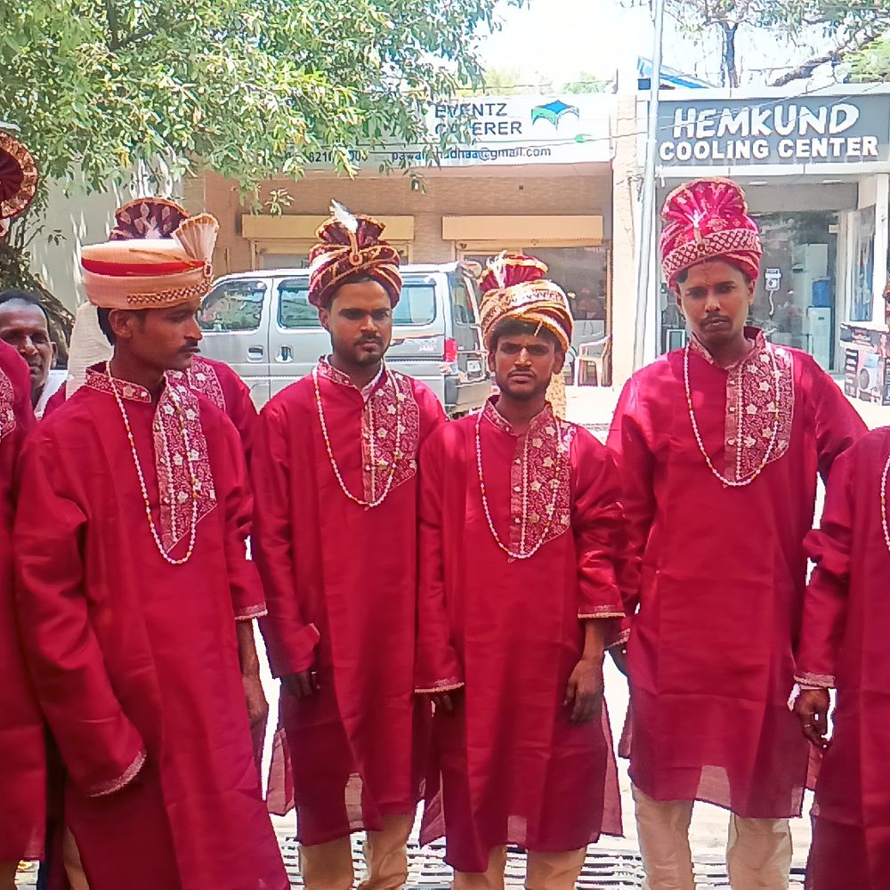 कानपुर में शाही अंदाज में 11 बेटियों का कन्यादान:'अलबेला सजन आयो रे' पर दुल्हनों की रॉयल एंट्री, ढोल की थाप पर जमकर थिरके दूल्हे