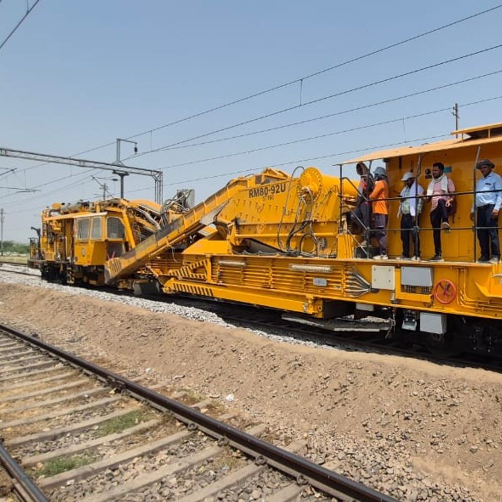 उन्नाव में रेलवे क्रासिंग आरओबी अधूरा, आवागमन बाधित:पूर्व विधायक ने रेल मंत्री को पत्र लिखा कहा- जल्द चालू करें ब्रिज