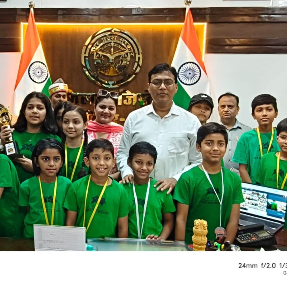 डीएम ने ब्रेनोब्रेन के बच्चों को सम्मानित किया:राष्ट्रीय प्रतियोगिता में किया उत्कृष्ट प्रदर्शन, 10 को गोल्ड और 7 को सिल्वर मेडल मिले