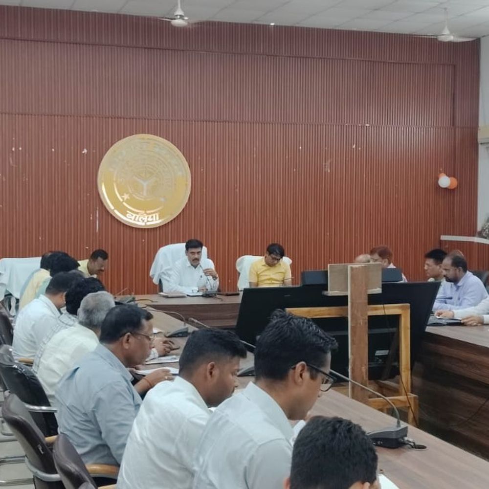 बलिया में 5 करोड़ की लागत से भी अधूरा सीएचसी:डीएम ने समीक्षा बैठक में लगाई कड़ी फटकार