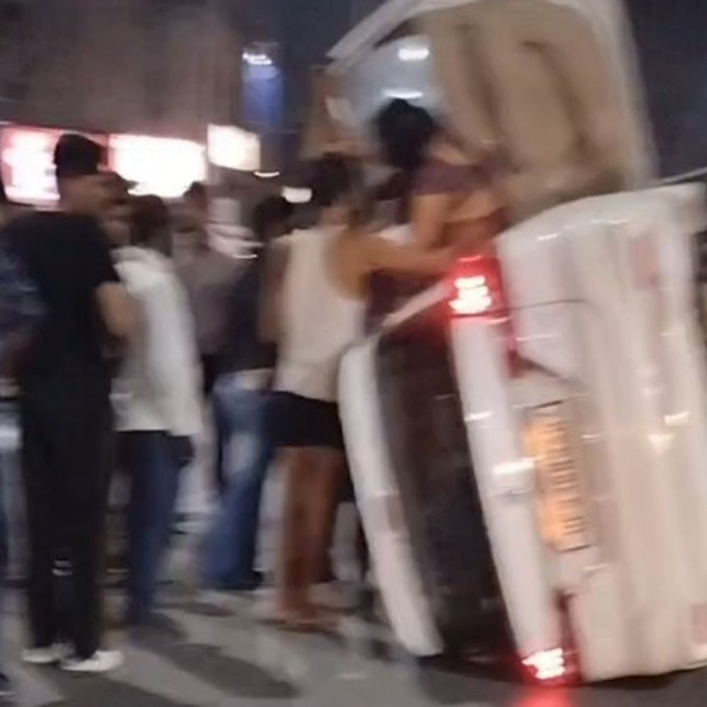 प्रयागराज में डिवाइडर से टकराकर पलटी कार:ड्राइवर को झपकी आने से हुआ हादसा, स्थानीय लोगों ने बचाई जान