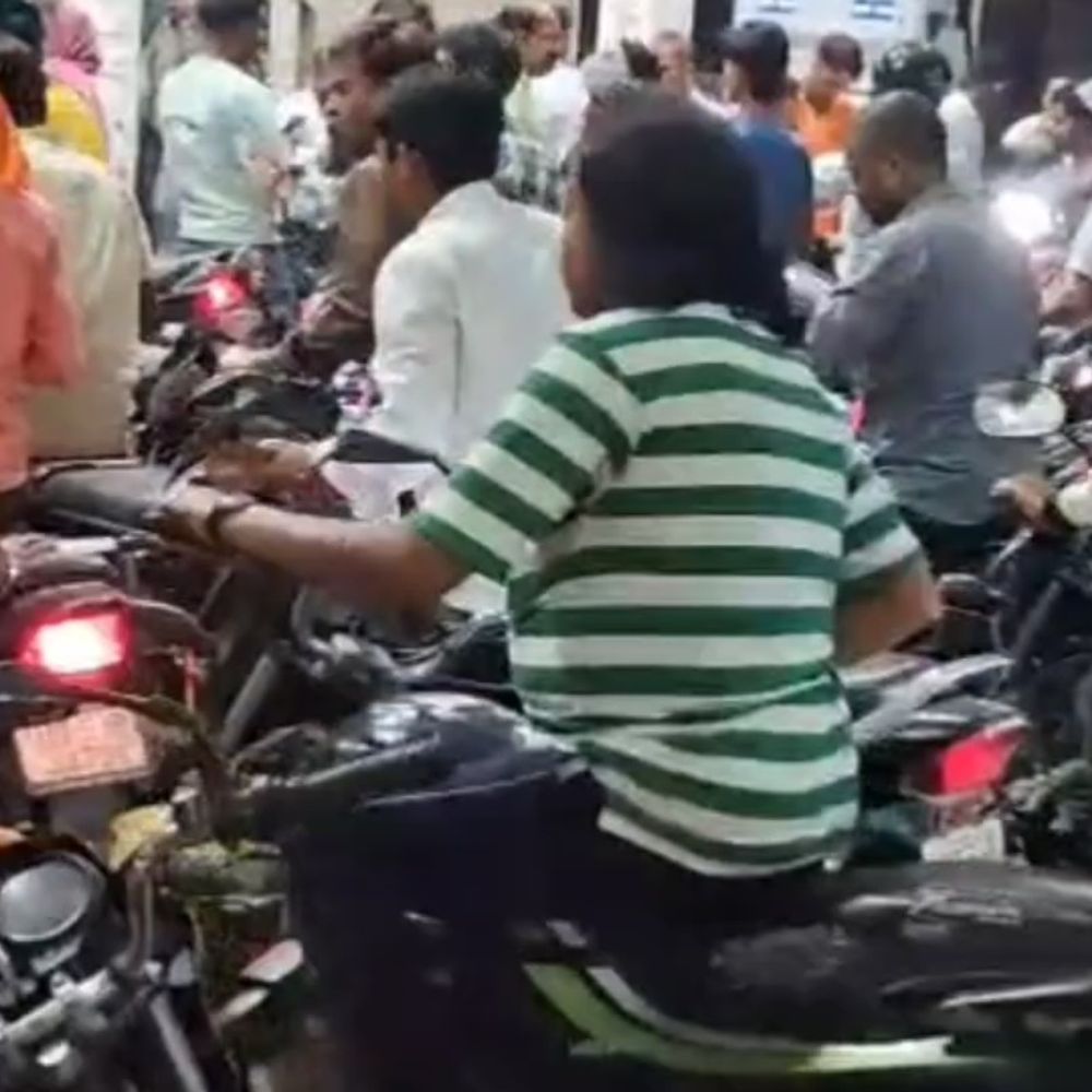 देवरिया में 40% से अधिक पेट्रोल पंपों पर तेल खत्म:दो दिनों से कई पेट्रोल पंपों पर तेल नहीं, लोग भटक रहे