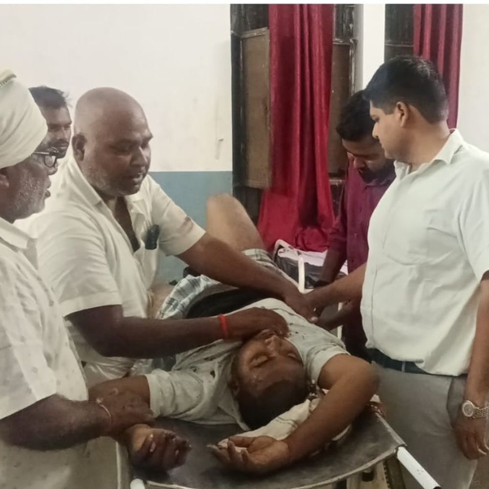युवक पर हमला, गंभीर हालत में सुल्तानपुर रेफर:ग्राम प्रधान पर भ्रष्टाचार की जांच की रंजिश में हमले का आरोप