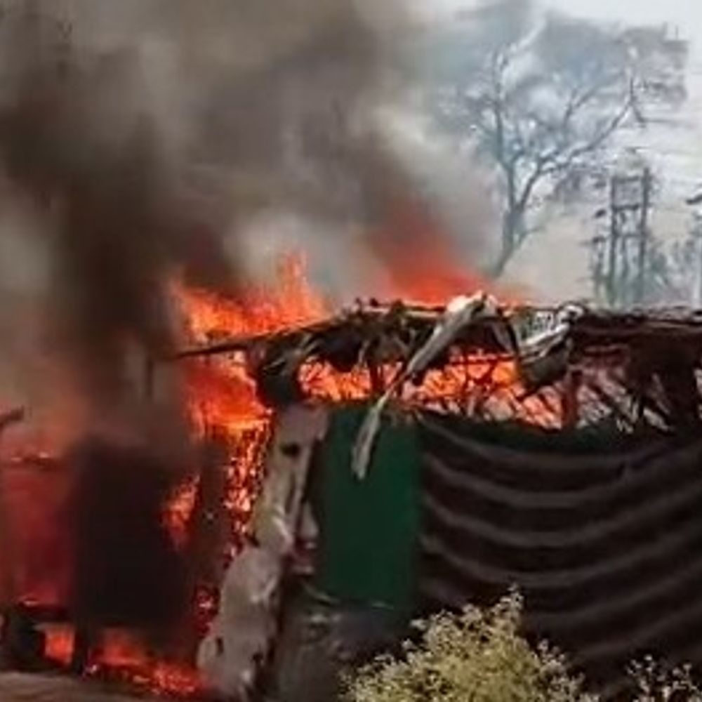 शुक्लागंज झोपड़पट्टी में भीषण आग VIDEO:दमकल को सूचना दी गयी, स्थानीय लोग आग बुझाने में जुटे