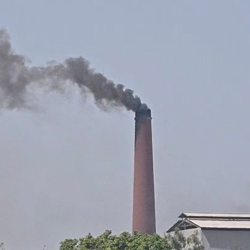 मुजफ्फरनगर में फैक्ट्रियों से काला धुआं:प्रदूषण नियंत्रण बोर्ड की कार्रवाई बेअसर, लोगों की सेहत पर खतरा