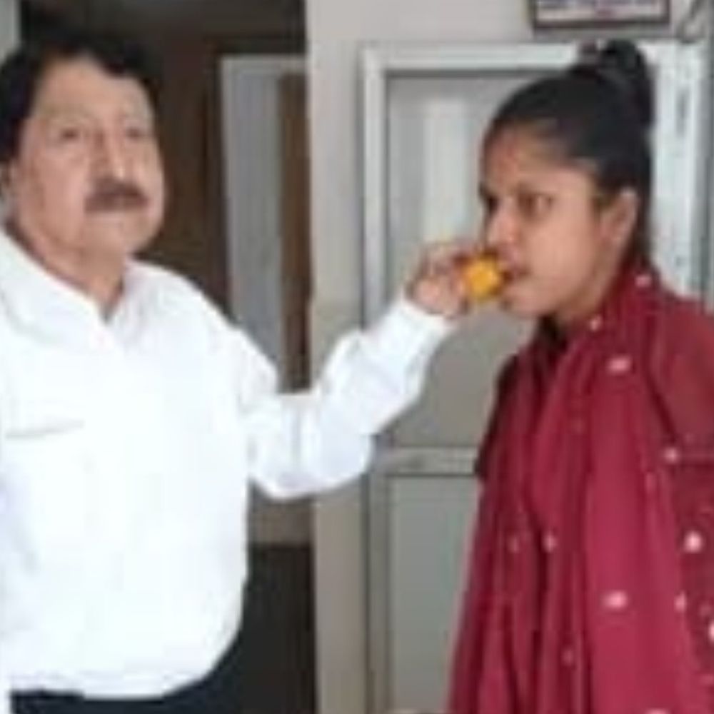 हाथ नहीं, हौसले से लिखी कामयाबी:रुदौली के शिवानी ने पैरों की उंगलियों से परीक्षा देकर 12वीं में हासिल किए 60% अंक