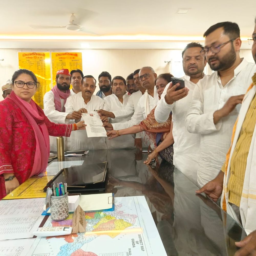 गोंडा में समाजवादी नेताओं का प्रदर्शन:अघोषित बिजली कटौती, ईंधन कमी और कूड़ा डंपिंग ग्राउंड का विरोध, सरकार के खिलाफ नारेबाजी