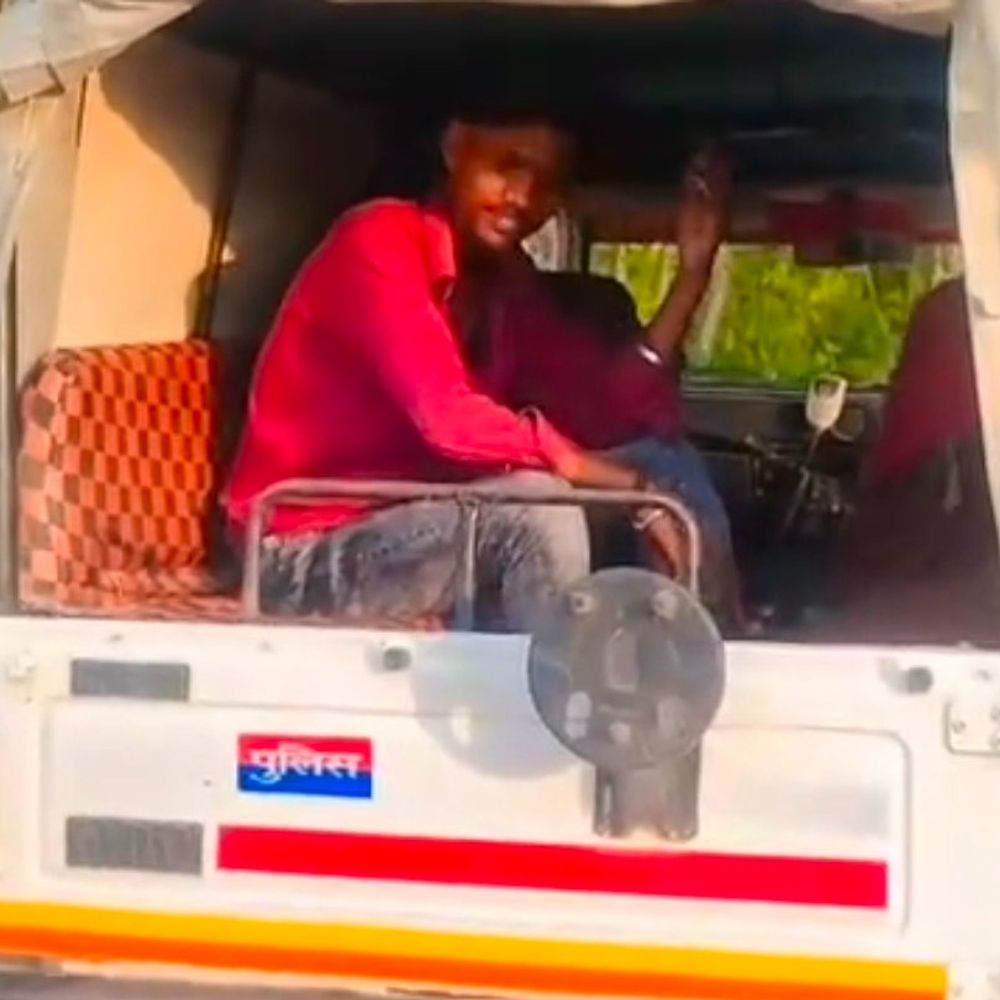 थाने में घुसकर पुलिस जीप पर बनाई REEL:खुद को ‘माफिया’ बताया, बस्ती पुलिस जांच में जुटी