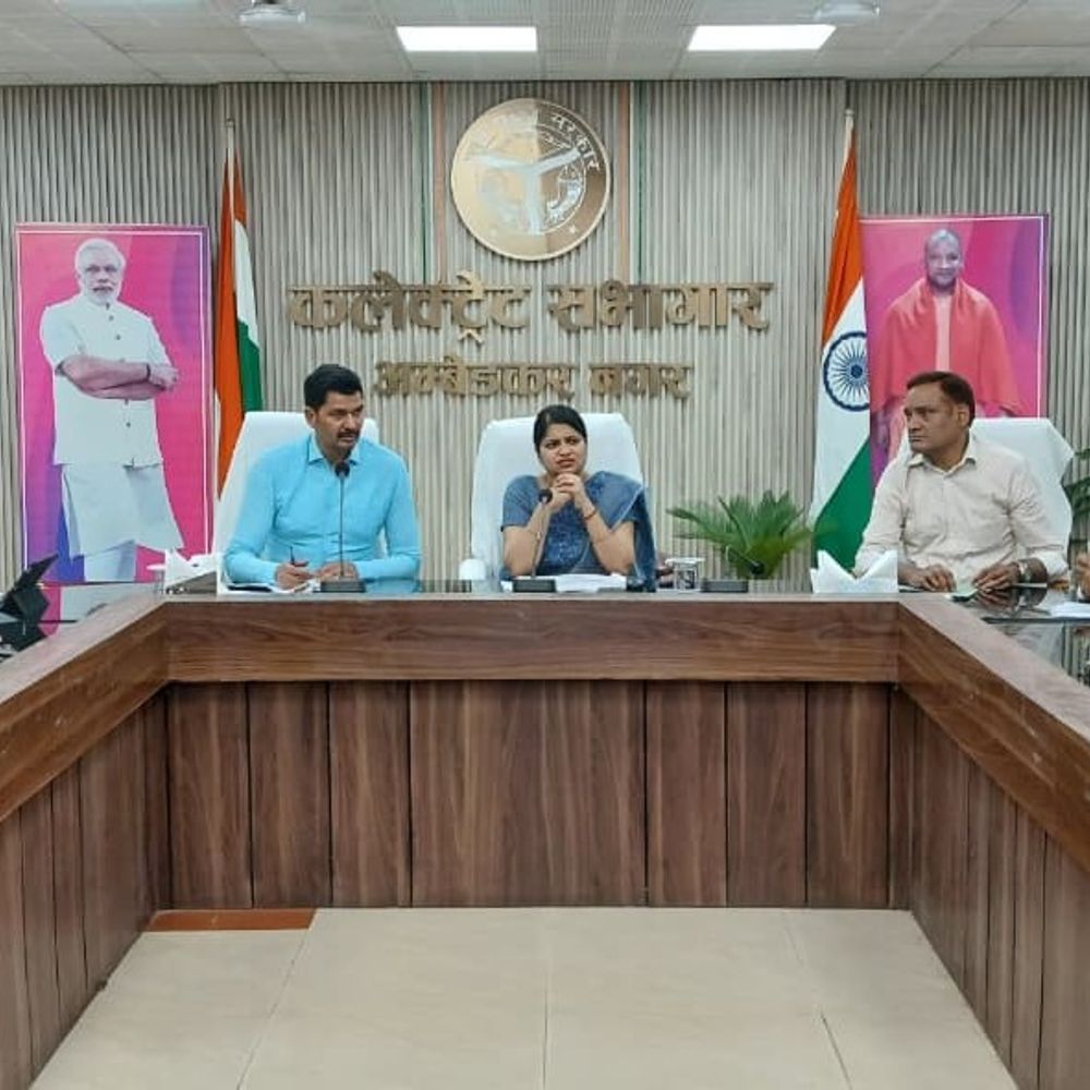 डीएम ने विकास योजनाओं की समीक्षा की:प्रगति, गुणवत्ता और समयबद्धता सुनिश्चित करने के दिए निर्देश