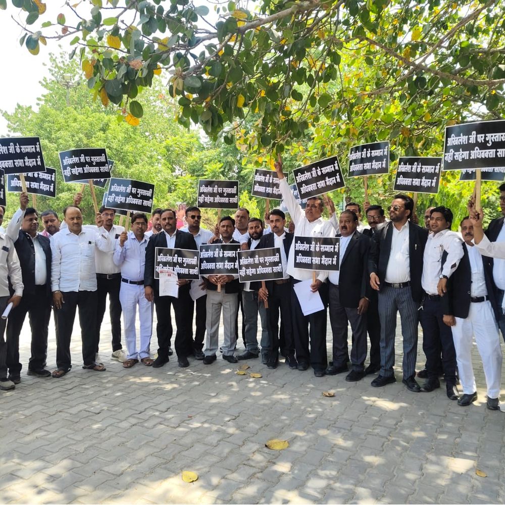 अखिलेश यादव का पुतला फूंकने पर समाजवादी अधिवक्ताओं का प्रदर्शन:दोषियों पर कार्रवाई की मांग, प्रशासन को न्यायालय जाने की चेतावनी दी