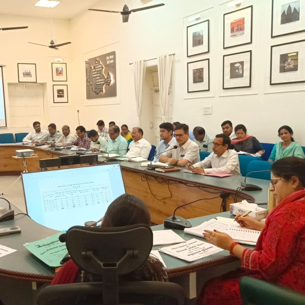 गोंडा डीएम ने एक्सईएन मनकापुर को लगाई फटकार:खराब प्रगति पर शोकाज नोटिस, बिना कारण कटौती पर कार्रवाई की चेतावनी