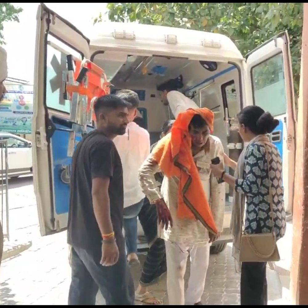 बांदा में इनोवा ने ऑटो में मारी टक्कर:6 लोग घायल हुए, बुंदेलखंड एक्सप्रेसवे पर हुआ हादसा; घायल अस्पताल में भर्ती