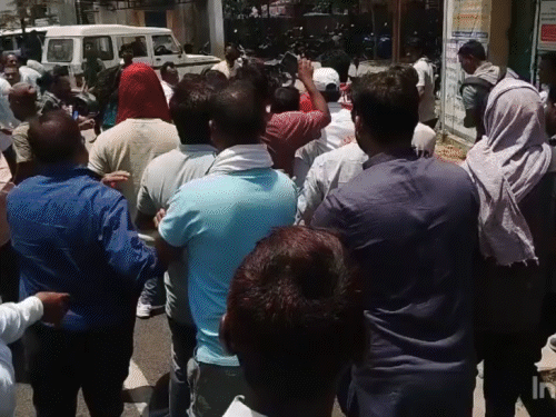 पौता गांव के पीड़ित परिवारों से मिलने पहुंचे स्वास्थ्य मंत्री:  सवाल पूछने पर हजारीबाग सदर अस्पताल में पत्रकारों पर भीड़ का हमला, दो जख्मी – Hazaribagh News