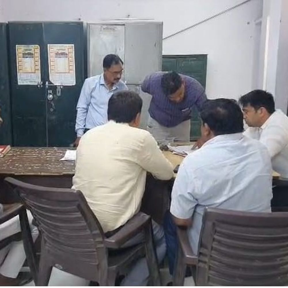 अमीन ने किसान के 2.65 लाख नहीं जमा किए:हाथरस में जिलाधिकारी ने खुद किया रिकॉर्ड चेक, कार्रवाई के दिए आदेश