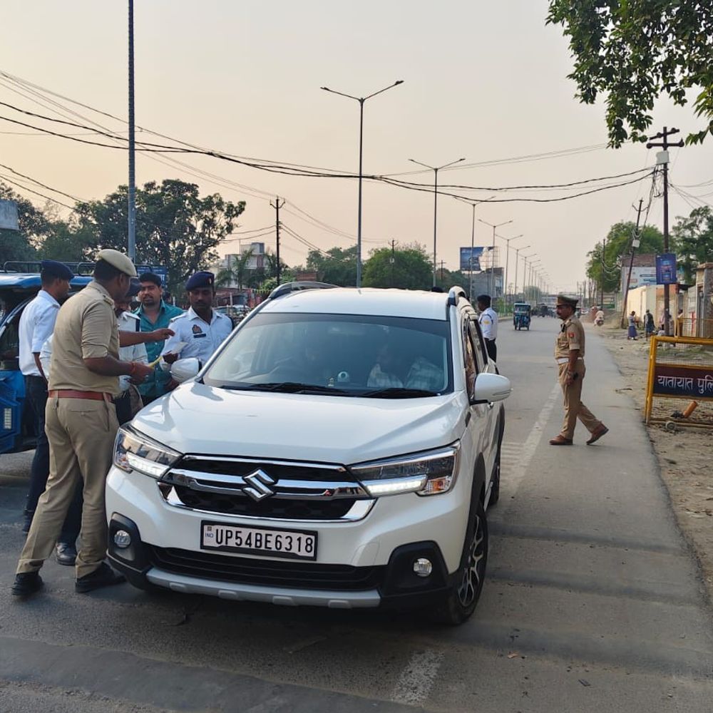 मऊ में 339 वाहनों का चालान:यातायात नियम तोड़ने पर काली फिल्म भी गाड़ियों से हटाई गईं