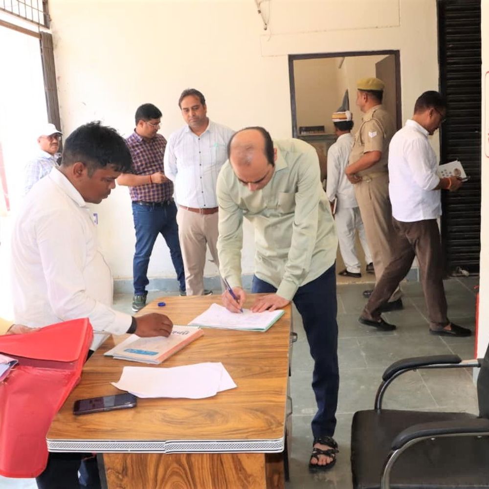 डीएम ने ईवीएम-वीवीपैट वेयरहाउस का किया निरीक्षण:सुरक्षा, साफ-सफाई और व्यवस्थाओं का लिया जायजा, सुधार के दिए निर्देश