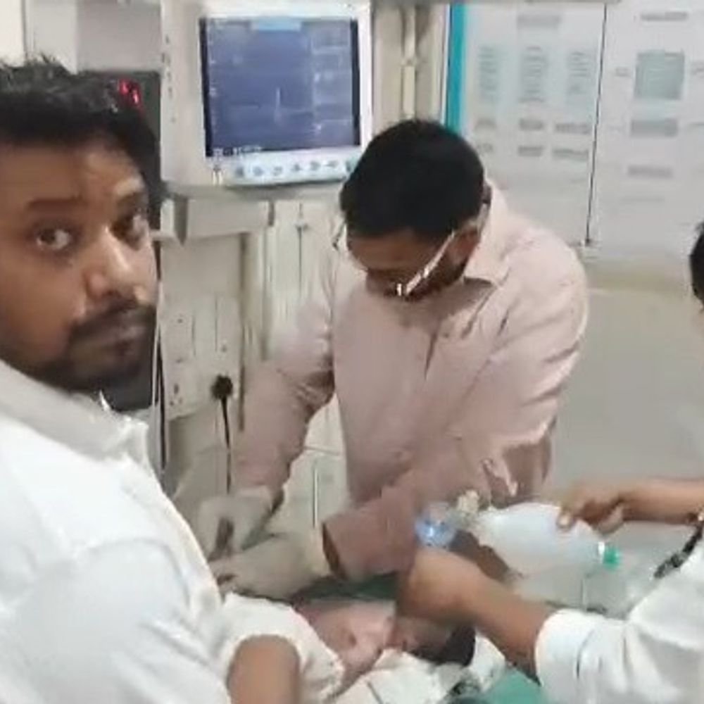 कुशीनगर में सड़क किनारे मिली नवजात बच्ची:इलाज के दौरान हुई मौत, दोषियों के खिलाफ कार्रवाई की मांग