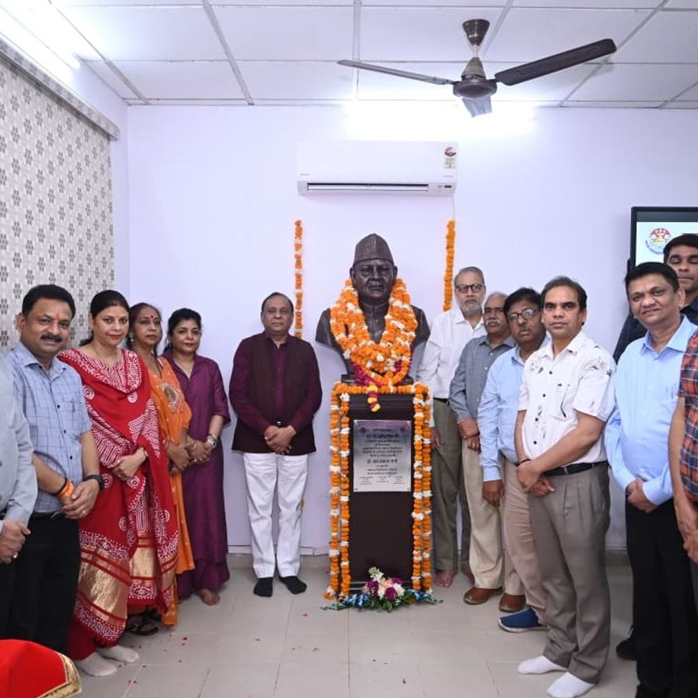 प्रो. सुरेन्द्र सिंह की पुण्यतिथि, प्रतिमा का अनावरण:लखनऊ विवि में स्मृति व्याख्यान; 'समाज कार्य सेवा दिवस' की घोषणा