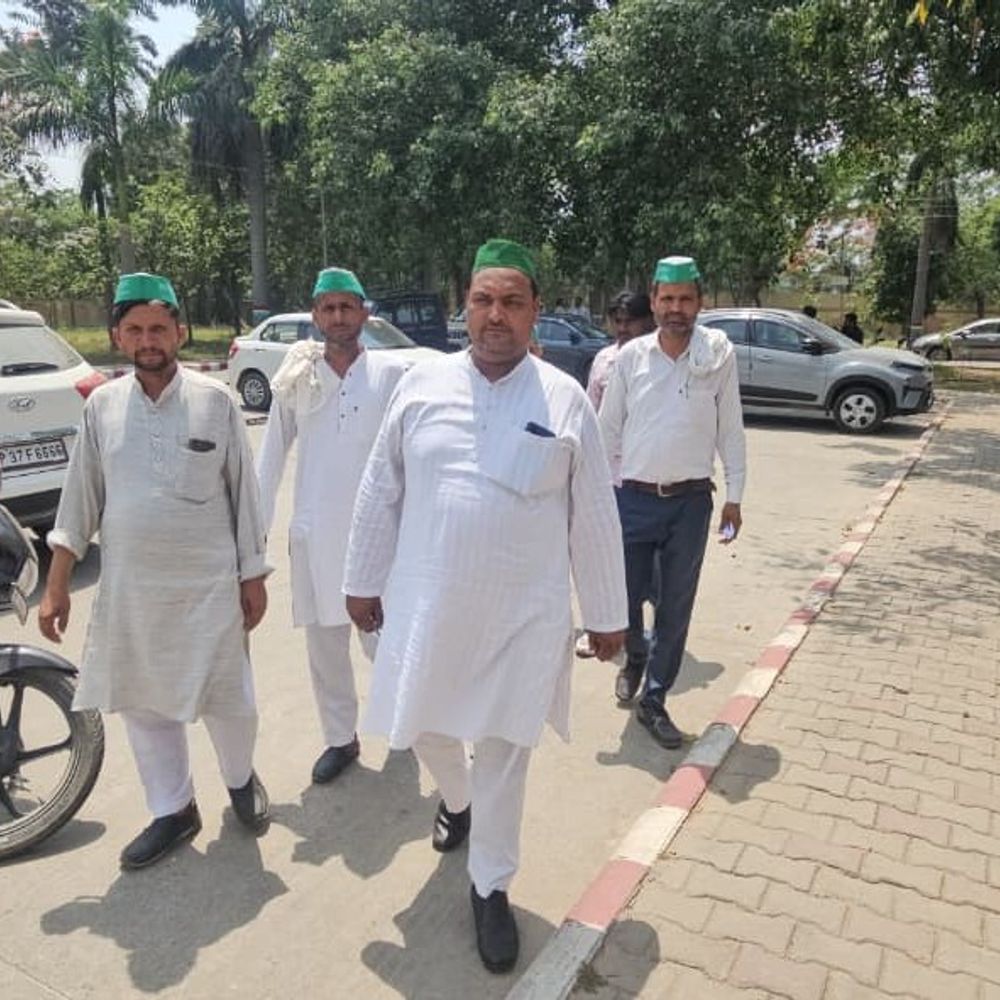 साप्ताहिक बाजार शिफ्टिंग पर डीएम से लगाई गुहार:पीड़ित बोले- 1.90 लाख जमा कर मिला था संचालन का अधिकार, अब हो रहा है बदलाव