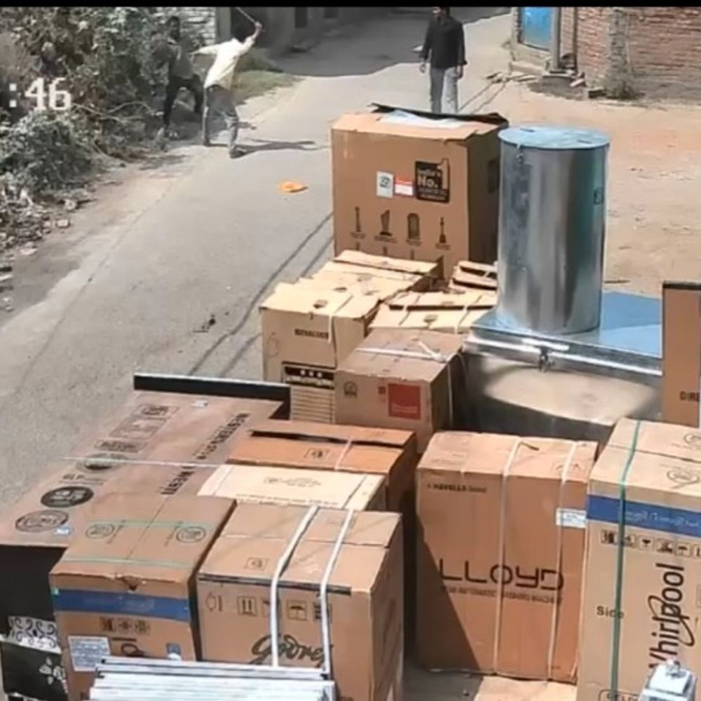 सुल्तानपुर में युवक को लाठी-डंडों से पीटा, VIDEO:पुरानी रंजिश में कोइरीपुर बाजार में हुई घटना, CCTV में कैद